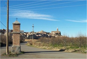 VISTA POSTERIOR DEL PWIRON CON EL PUEBLO AL FONDO
